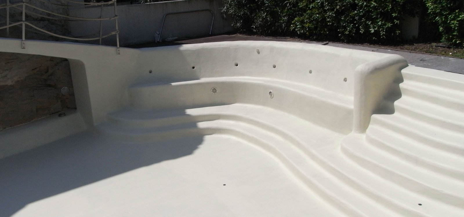 rivestimento-resina-piscina-scale-interne-hotel-jesolo-giesse-service rivestimento-resina-piscina-scale-interne-hotel-jesolo-giesse-service